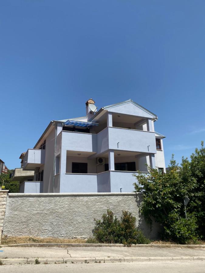 Lungomare Apartman *